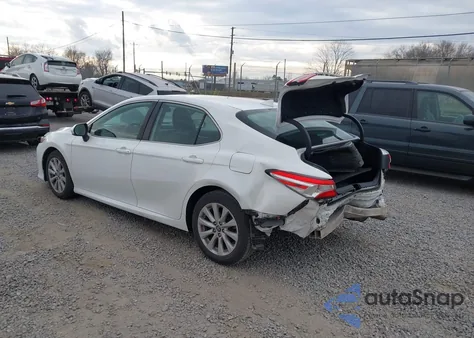 2020 Toyota Camry Le z USA, uszkodzony, nr VIN 4T1C11AK6LU334185